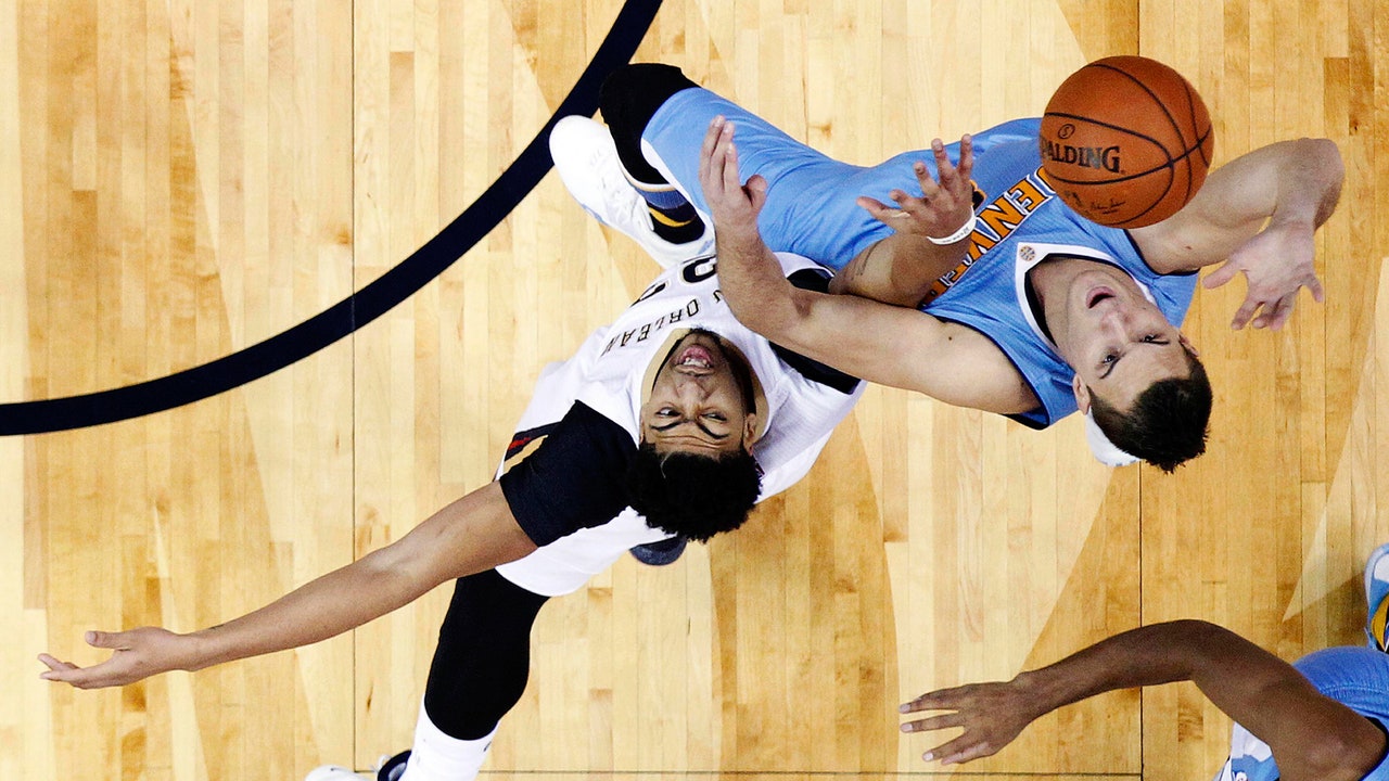 Davis leaves game in first with injured shoulder, Pelicans clipped again